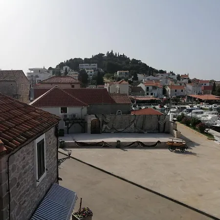 Old Town Apartment *